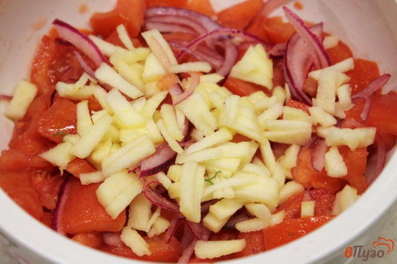 Фото приготовление рецепта: Салат с селедкой и помидорами шаг №3