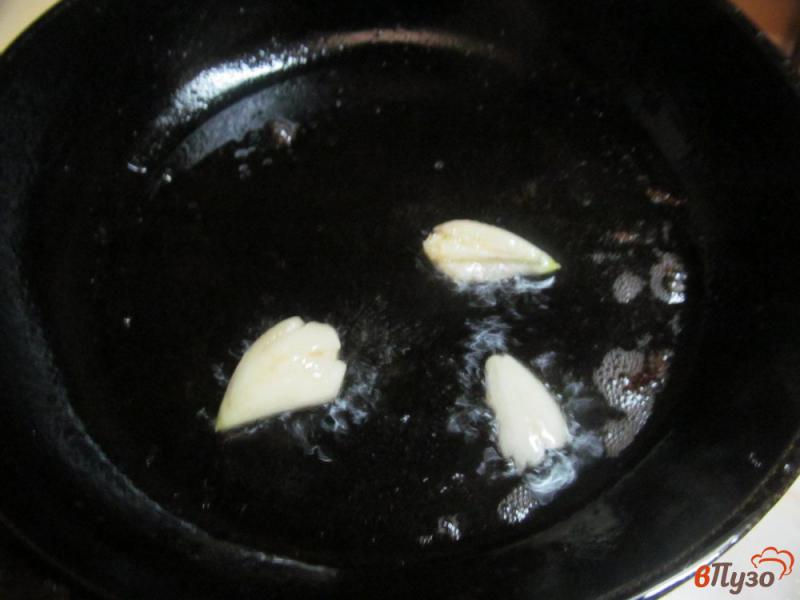 Фото приготовление рецепта: Салат цезарь из листьев шпината и рукколы шаг №2
