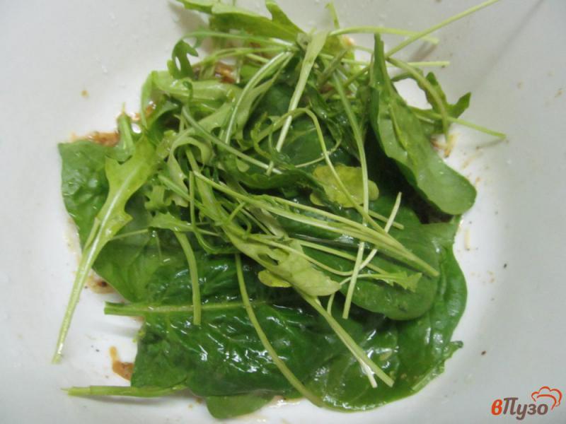 Фото приготовление рецепта: Салат цезарь из листьев шпината и рукколы шаг №7