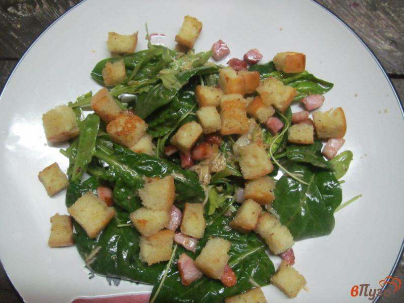 Фото приготовление рецепта: Салат цезарь из листьев шпината и рукколы шаг №8