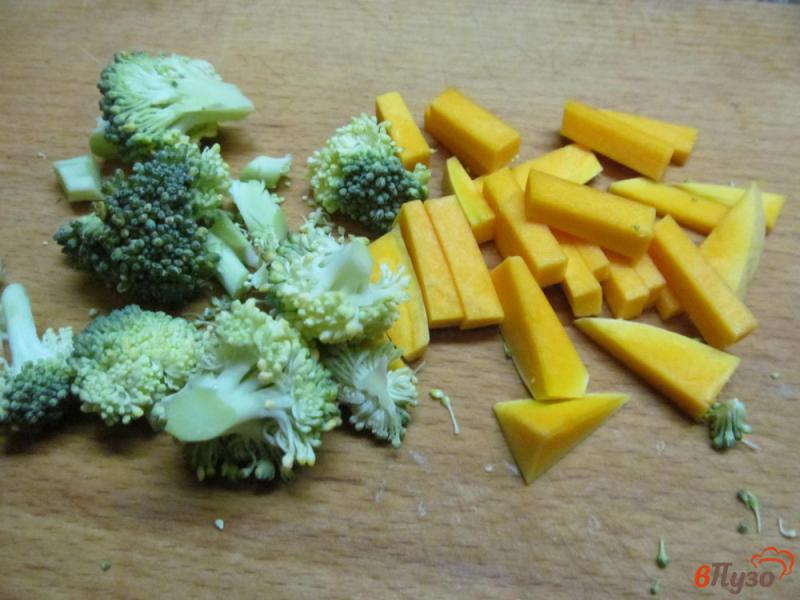 Фото приготовление рецепта: Теплый овощной салат из капусты с тыквой и горошком шаг №3
