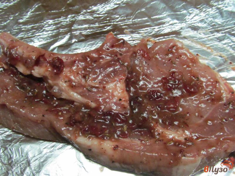 Фото приготовление рецепта: Запеченный стейк из свинины в клюквенном маринаде шаг №3