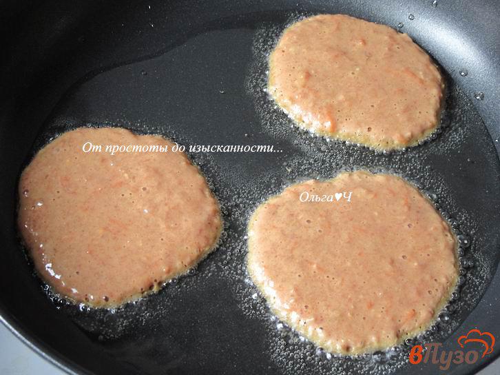 Фото приготовление рецепта: Печеночные оладьи с морковью и паприкой шаг №5