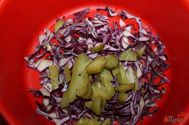 Фото приготовление рецепта: Салат из капусты с отварной курицей и сыром шаг №2