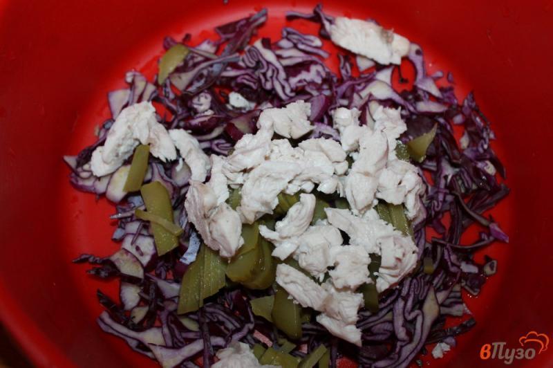 Фото приготовление рецепта: Салат из капусты с отварной курицей и сыром шаг №3