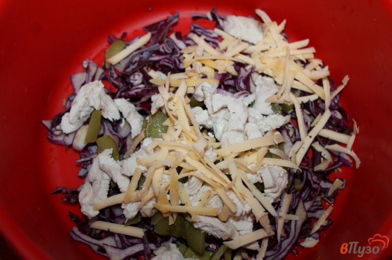 Фото приготовление рецепта: Салат из капусты с отварной курицей и сыром шаг №4