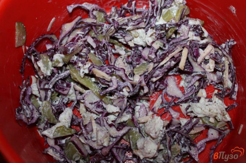 Фото приготовление рецепта: Салат из капусты с отварной курицей и сыром шаг №5