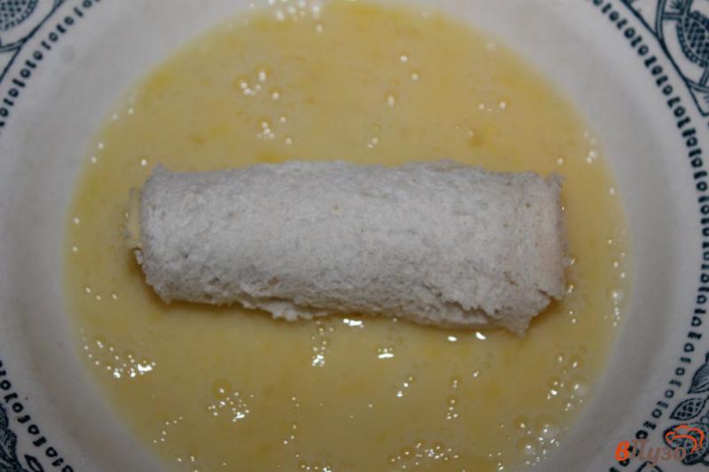 Фото приготовление рецепта: Палочки из тостового хлеба с сыром и беконом шаг №5