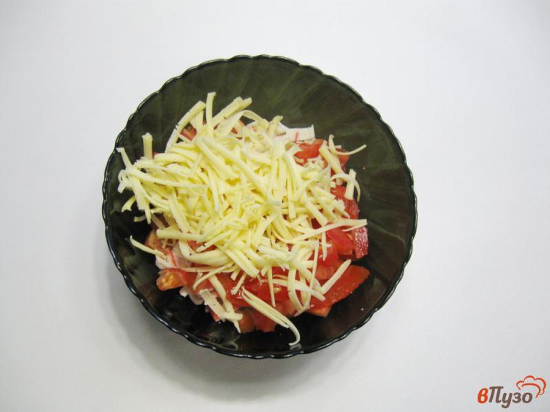 Фото приготовление рецепта: Салат с крабовыми палочками и помидорами шаг №3