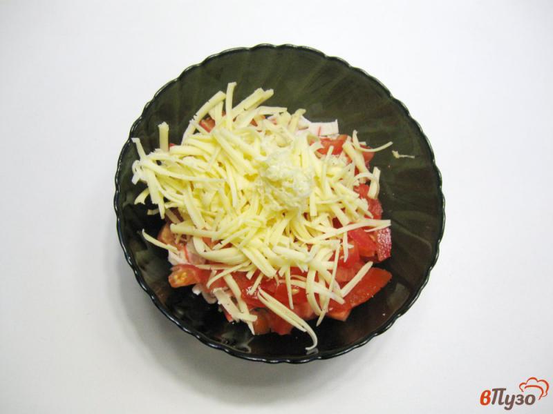 Фото приготовление рецепта: Салат с крабовыми палочками и помидорами шаг №4