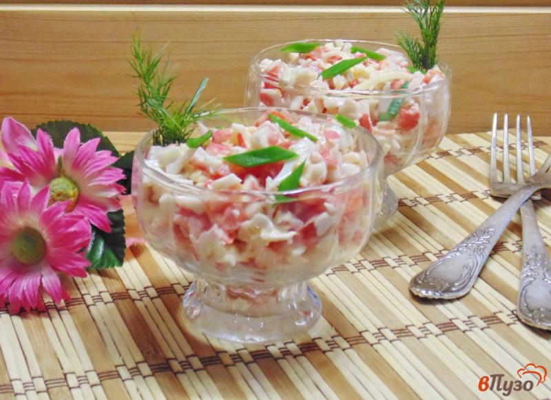 Фото приготовление рецепта: Салат с крабовыми палочками и помидорами шаг №7
