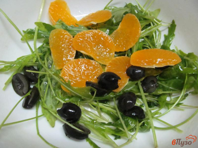 Фото приготовление рецепта: Салат с жареным сыром рукколой и мандарином шаг №2
