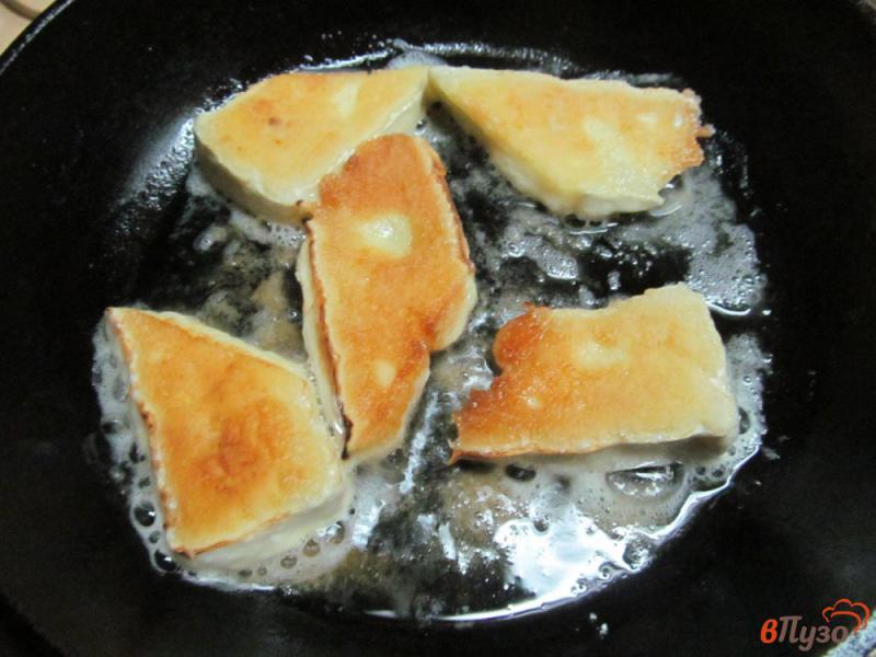 Фото приготовление рецепта: Салат с жареным сыром рукколой и мандарином шаг №4