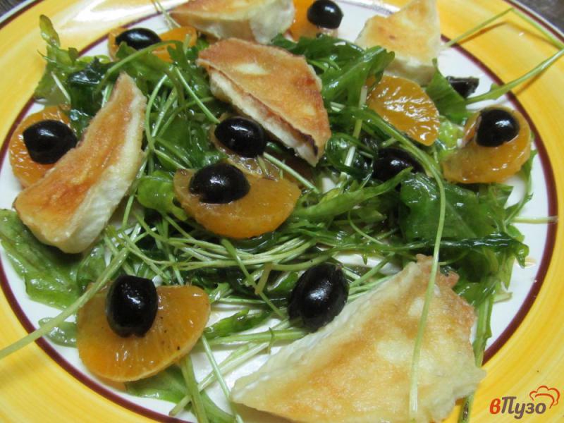 Фото приготовление рецепта: Салат с жареным сыром рукколой и мандарином шаг №5