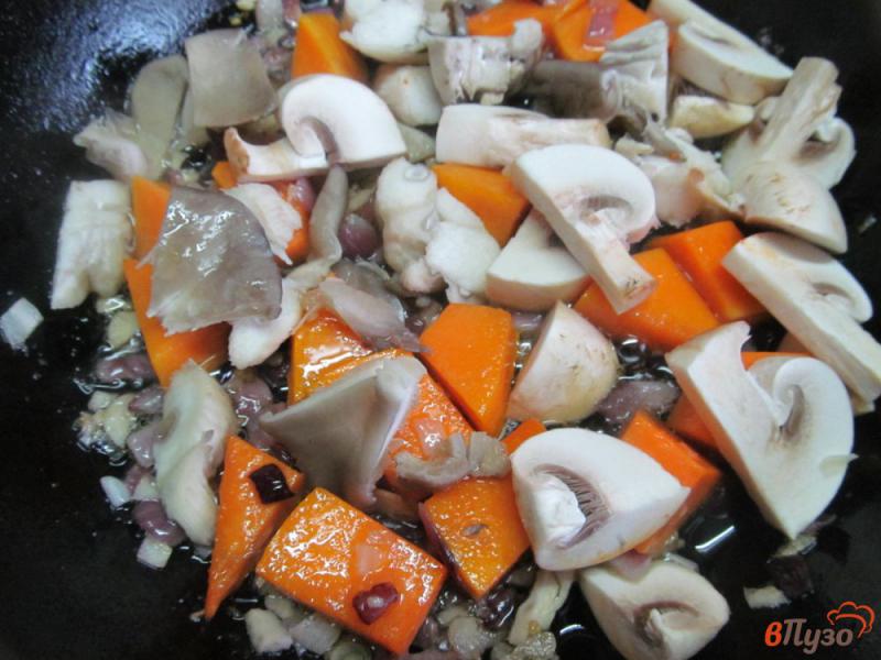 Фото приготовление рецепта: Тыква с грибами в сливочном соусе шаг №3