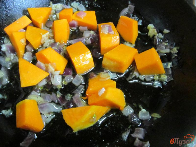 Фото приготовление рецепта: Тыква с грибами в сливочном соусе шаг №2