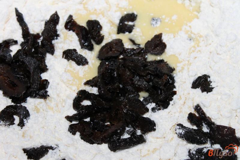 Фото приготовление рецепта: Кекс с черносливом и шоколадом шаг №6