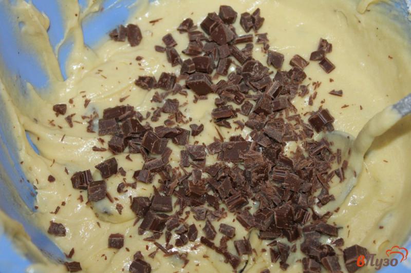 Фото приготовление рецепта: Кекс с черносливом и шоколадом шаг №7