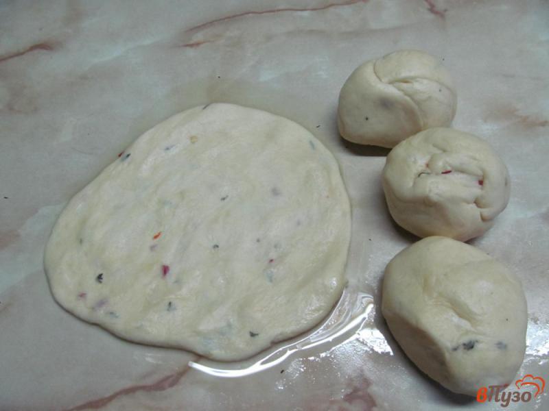 Фото приготовление рецепта: Лепешки с перцем чили и тимьяном шаг №3