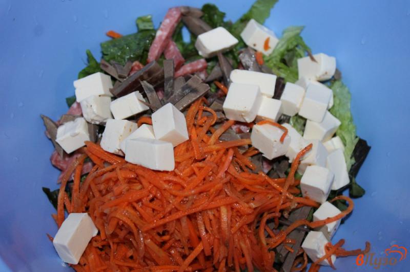 Фото приготовление рецепта: Салат из субпродуктов, копченой колбасы и корейской моркови шаг №5