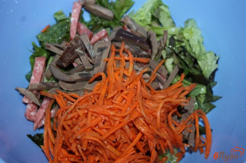 Фото приготовление рецепта: Салат из субпродуктов, копченой колбасы и корейской моркови шаг №4