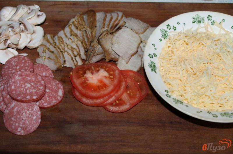 Фото приготовление рецепта: Пицца со свининой, копченой колбасой и помидорами шаг №4