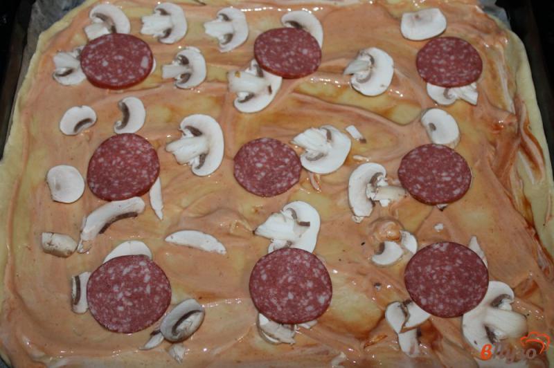 Фото приготовление рецепта: Пицца со свининой, копченой колбасой и помидорами шаг №5