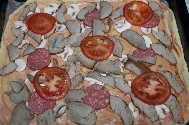 Фото приготовление рецепта: Пицца со свининой, копченой колбасой и помидорами шаг №6
