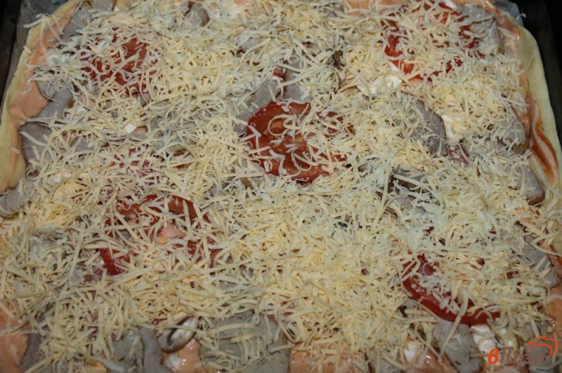 Фото приготовление рецепта: Пицца со свининой, копченой колбасой и помидорами шаг №7
