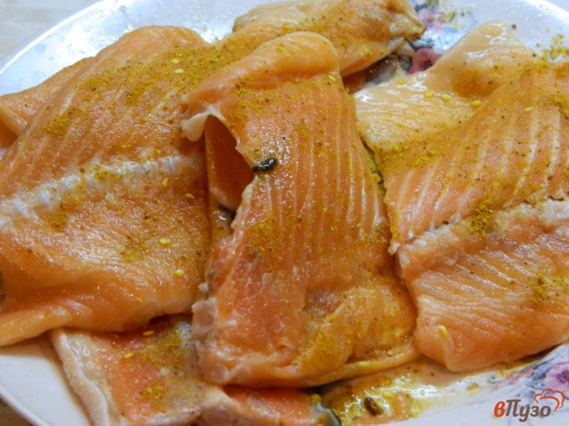 Фото приготовление рецепта: Хребты лосося жаренные в кляре шаг №2