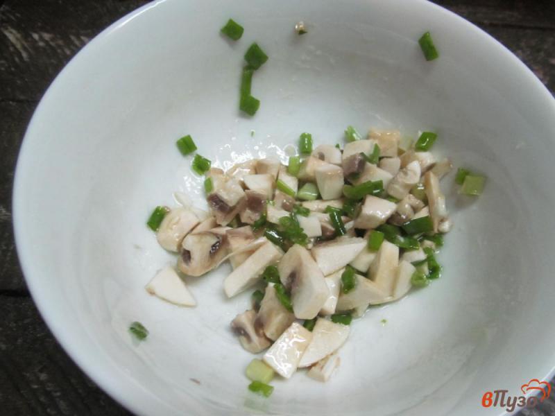 Фото приготовление рецепта: Салат с ветчиной грибами сыром и оливками шаг №1