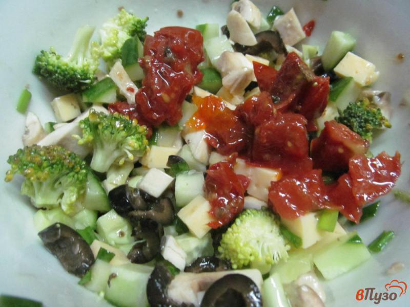 Фото приготовление рецепта: Салат с ветчиной грибами сыром и оливками шаг №4