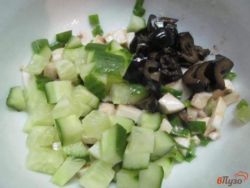 Фото приготовление рецепта: Салат с ветчиной грибами сыром и оливками шаг №2