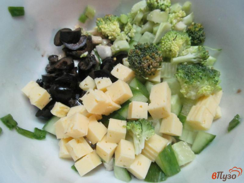 Фото приготовление рецепта: Салат с ветчиной грибами сыром и оливками шаг №3