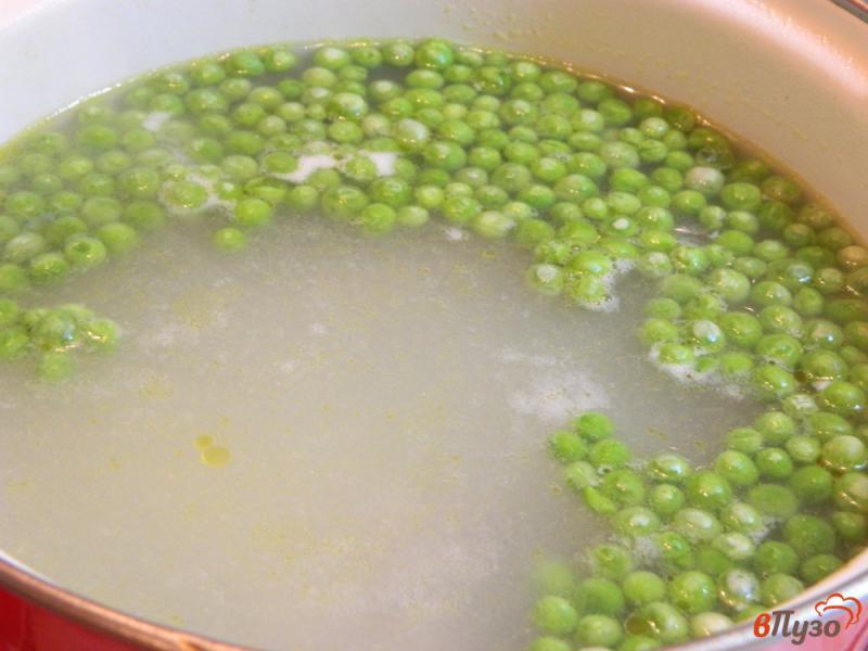 Фото приготовление рецепта: Суп с зеленым горошком и свежими помидорами шаг №4