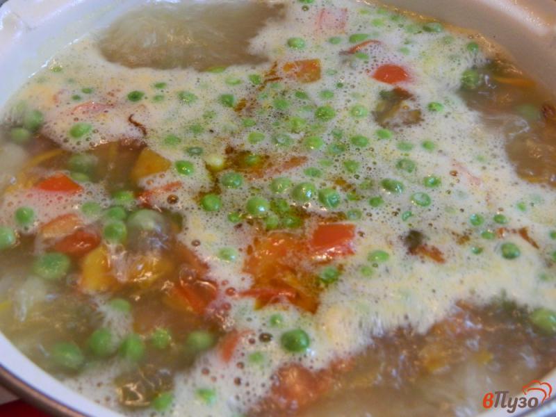 Фото приготовление рецепта: Суп с зеленым горошком и свежими помидорами шаг №5