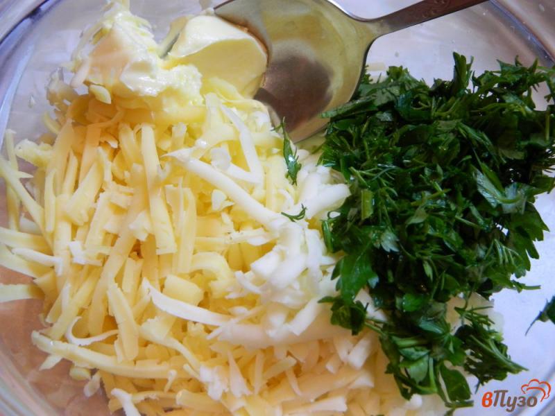 Фото приготовление рецепта: Лепешки из дрожжевого теста с сыром и зеленью шаг №2