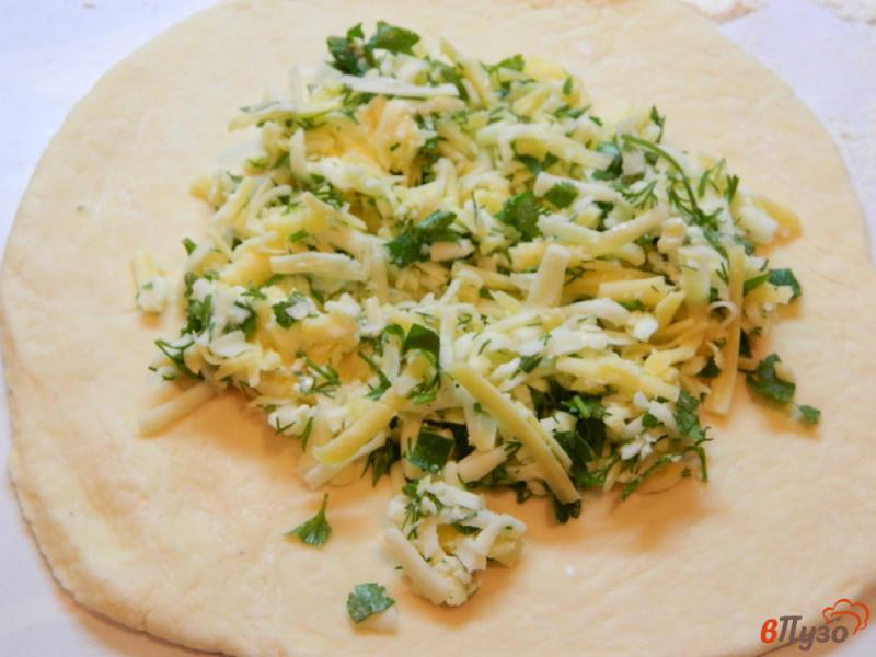 Фото приготовление рецепта: Лепешки из дрожжевого теста с сыром и зеленью шаг №4
