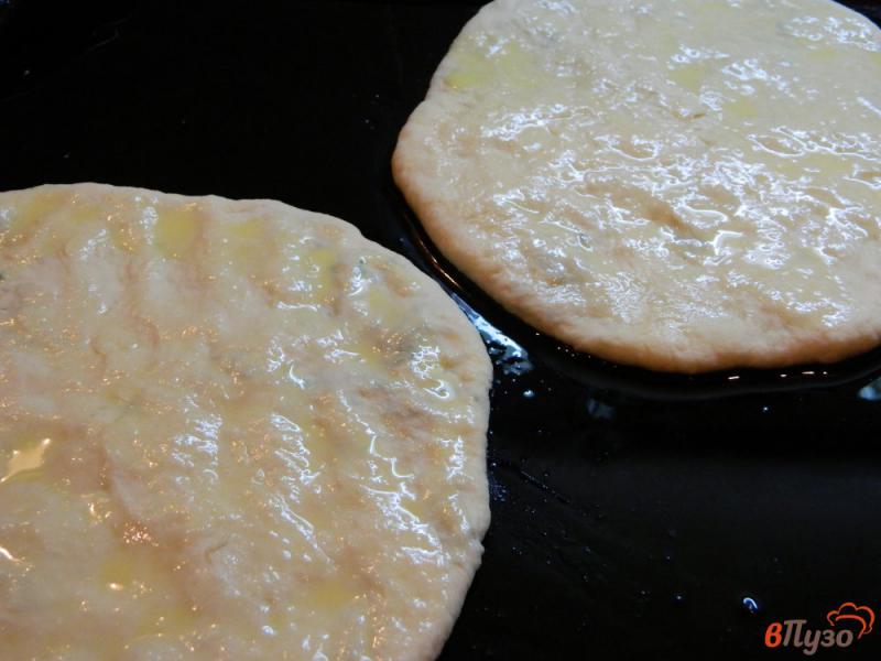 Фото приготовление рецепта: Лепешки из дрожжевого теста с сыром и зеленью шаг №5