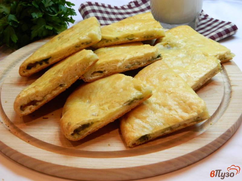 Фото приготовление рецепта: Лепешки из дрожжевого теста с сыром и зеленью шаг №7