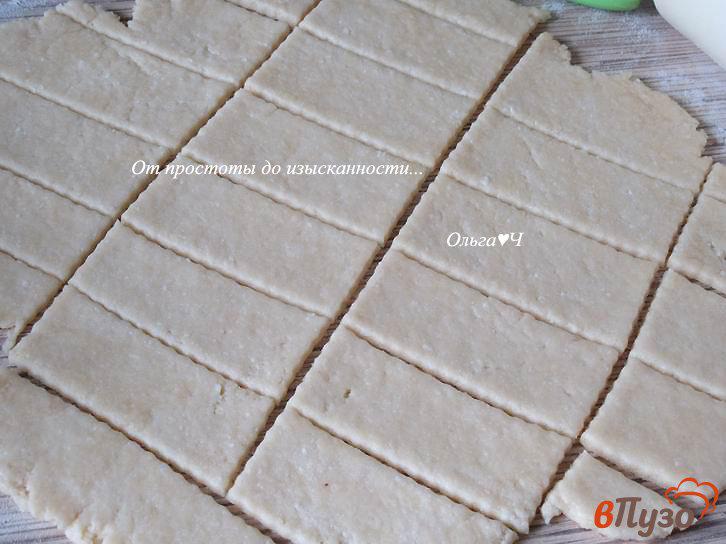 Фото приготовление рецепта: Творожное печенье с сыром, укропом и чесноком шаг №4