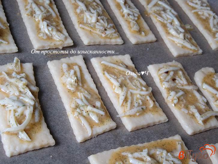 Фото приготовление рецепта: Творожное печенье с сыром, укропом и чесноком шаг №6