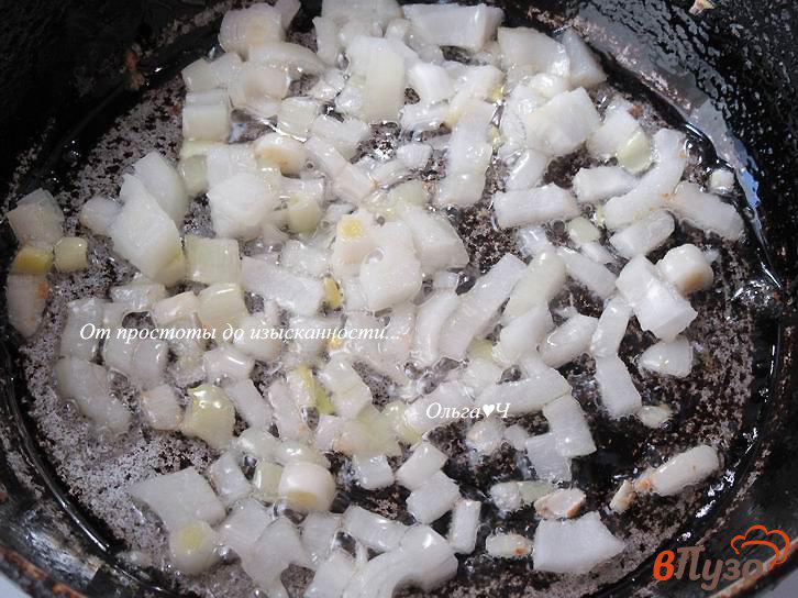 Фото приготовление рецепта: Менемен с фасолью, грибами и зеленым луком шаг №1