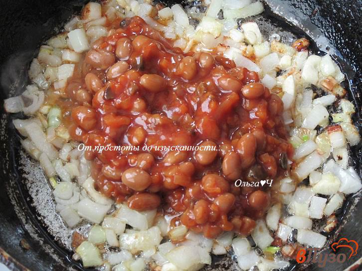 Фото приготовление рецепта: Менемен с фасолью, грибами и зеленым луком шаг №2