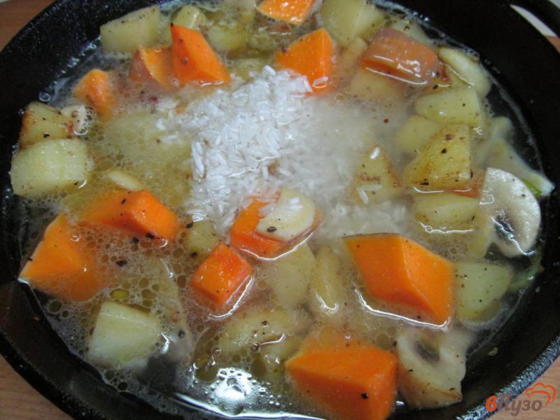 Фото приготовление рецепта: Картофель с грибами тыквой и рисом шаг №6