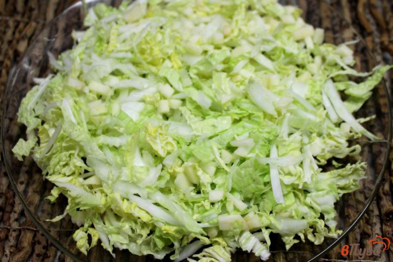 Фото приготовление рецепта: Салат из пекинской капусты с форелью и яблоком шаг №3