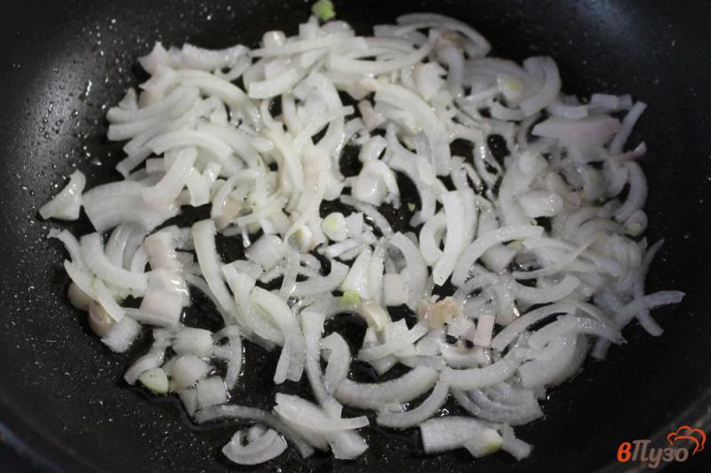 Фото приготовление рецепта: Омлет с грибами, перцем и сыром шаг №1