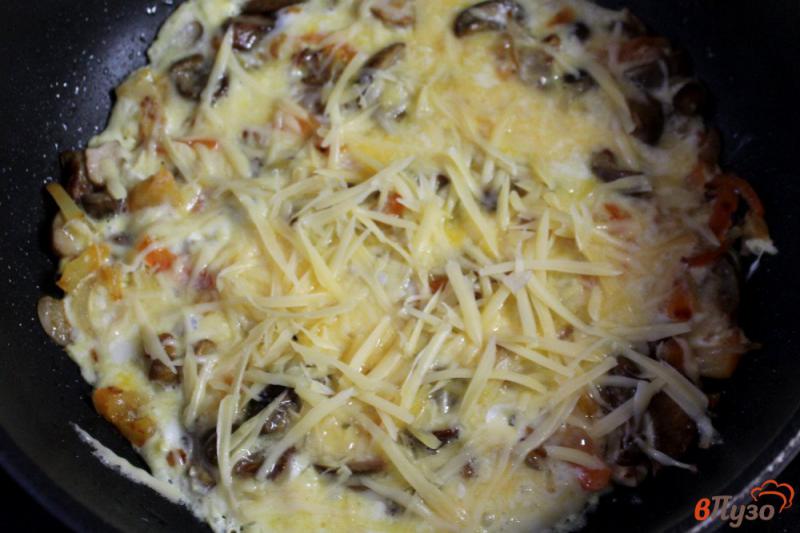 Фото приготовление рецепта: Омлет с грибами, перцем и сыром шаг №5