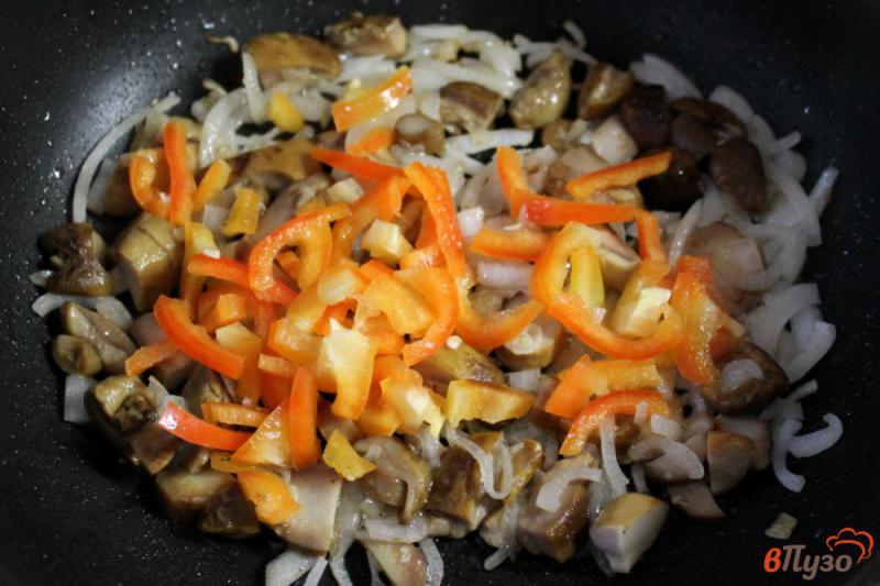 Фото приготовление рецепта: Омлет с грибами, перцем и сыром шаг №3