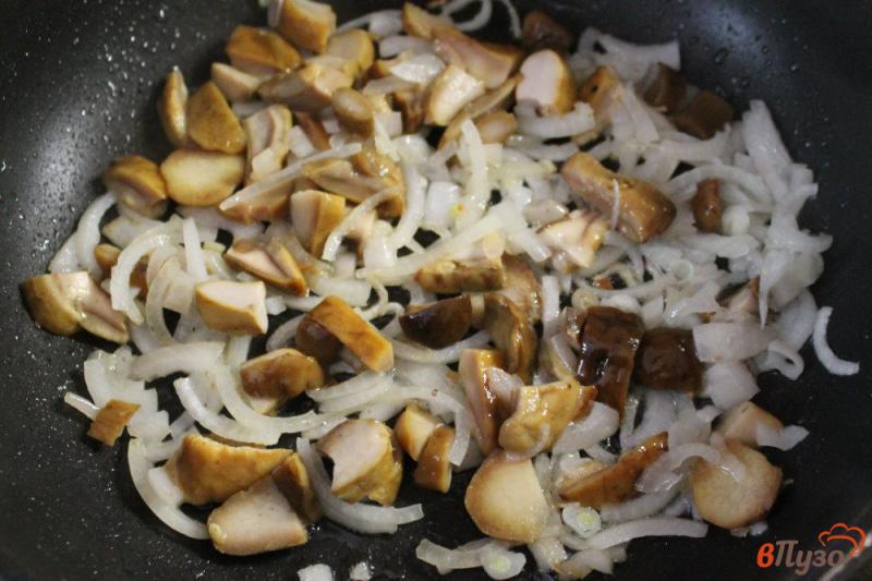 Фото приготовление рецепта: Омлет с грибами, перцем и сыром шаг №2